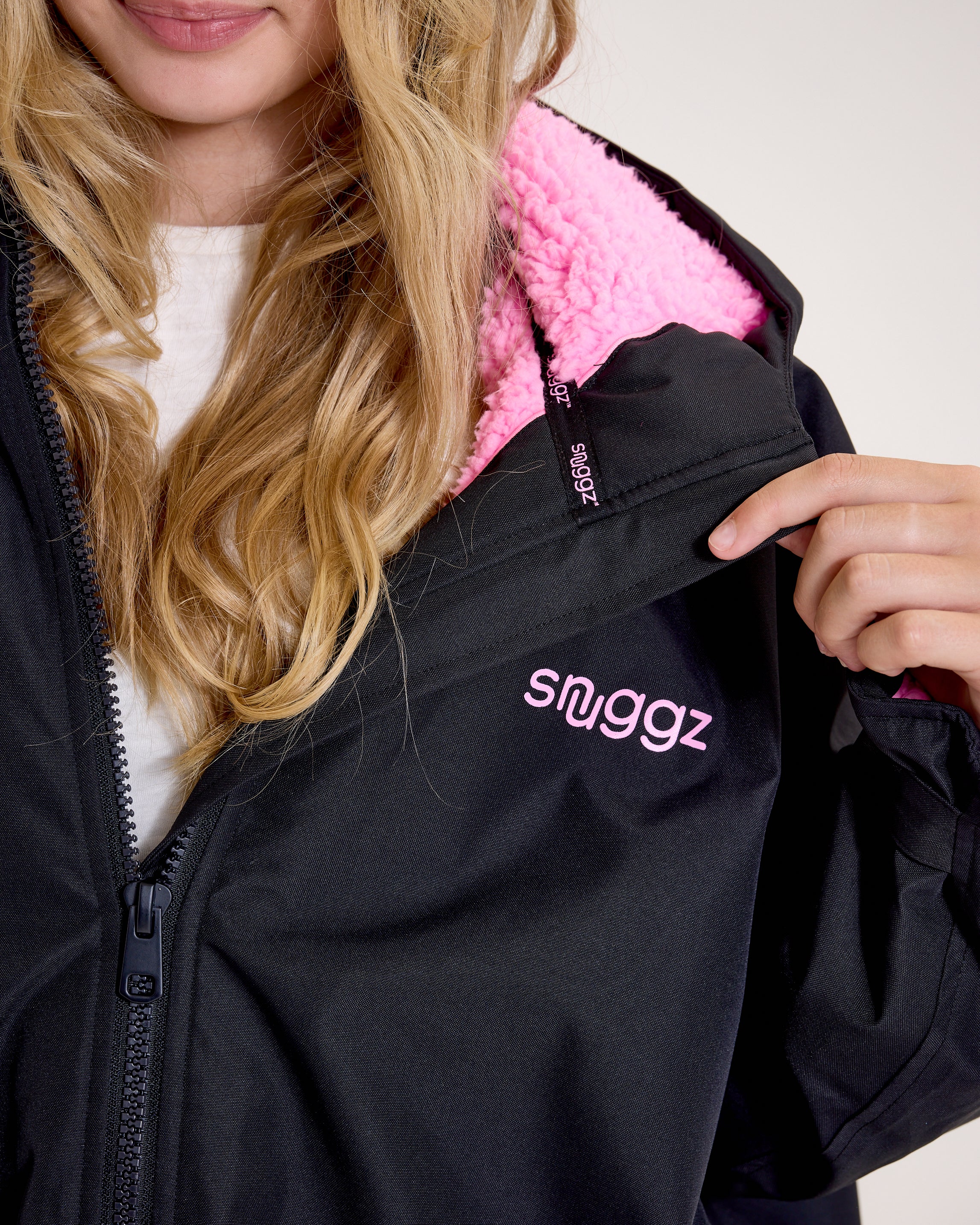 Snuggz Lite Black Changing Robe with Blue or Pink Borg