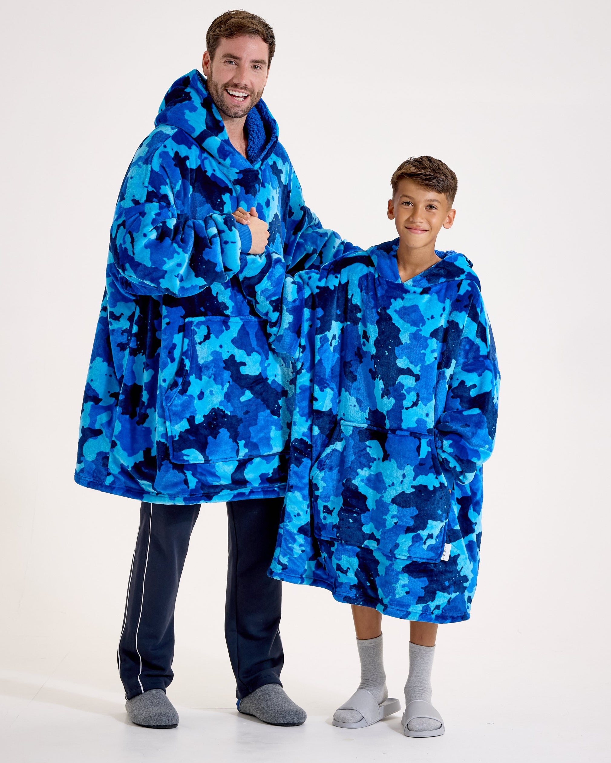25-8-11_Snuggz_Original_Blue_Camo_Hooded_Blanket_Adult_Teen_127764.jpg